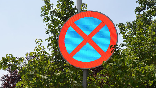 关于郑州道路交通标志牌的广泛使用问题
